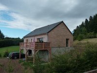 Maison  bois vue sur les volcans