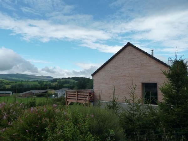 Maison  bois vue sur les volcans