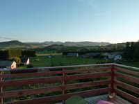 Maison  bois vue sur les volcans