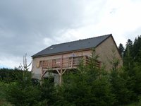 Maison  bois vue sur les volcans