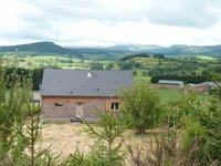 Maison  bois vue sur les volcans